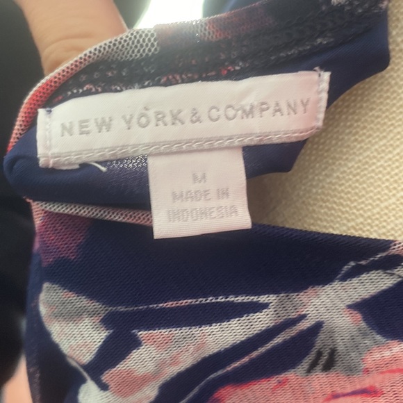 ❌sold❌ NY & Co. faux wrap floral blouse Medium - Picture 4 of 5